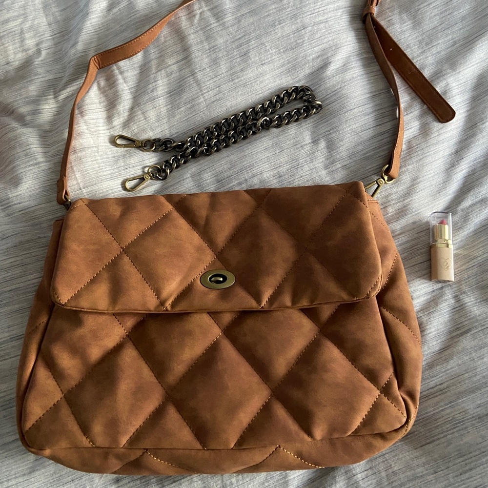 Puffy brown tag with two handles( brown and chain link)